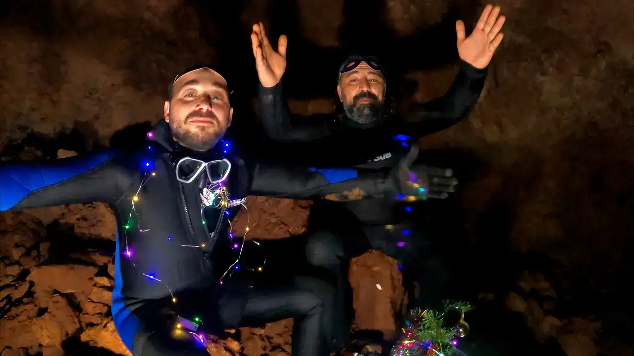 Antalya'da Dalgıçlar 2026'ya Su Altı Mağarasında Girdi! 5